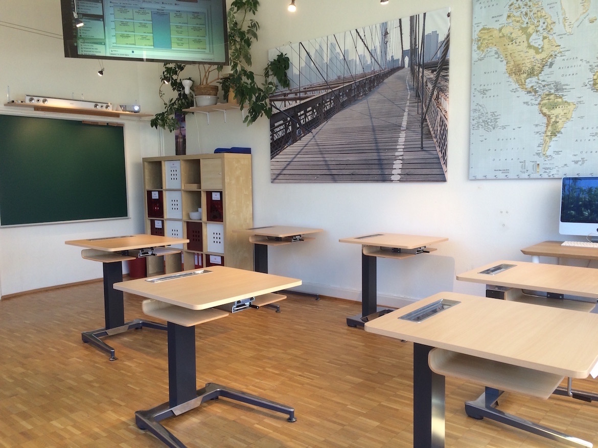 Une salle de cours moderne bénéficiant de tout le matériel pédagogique et de l'interactivité nécessaire.